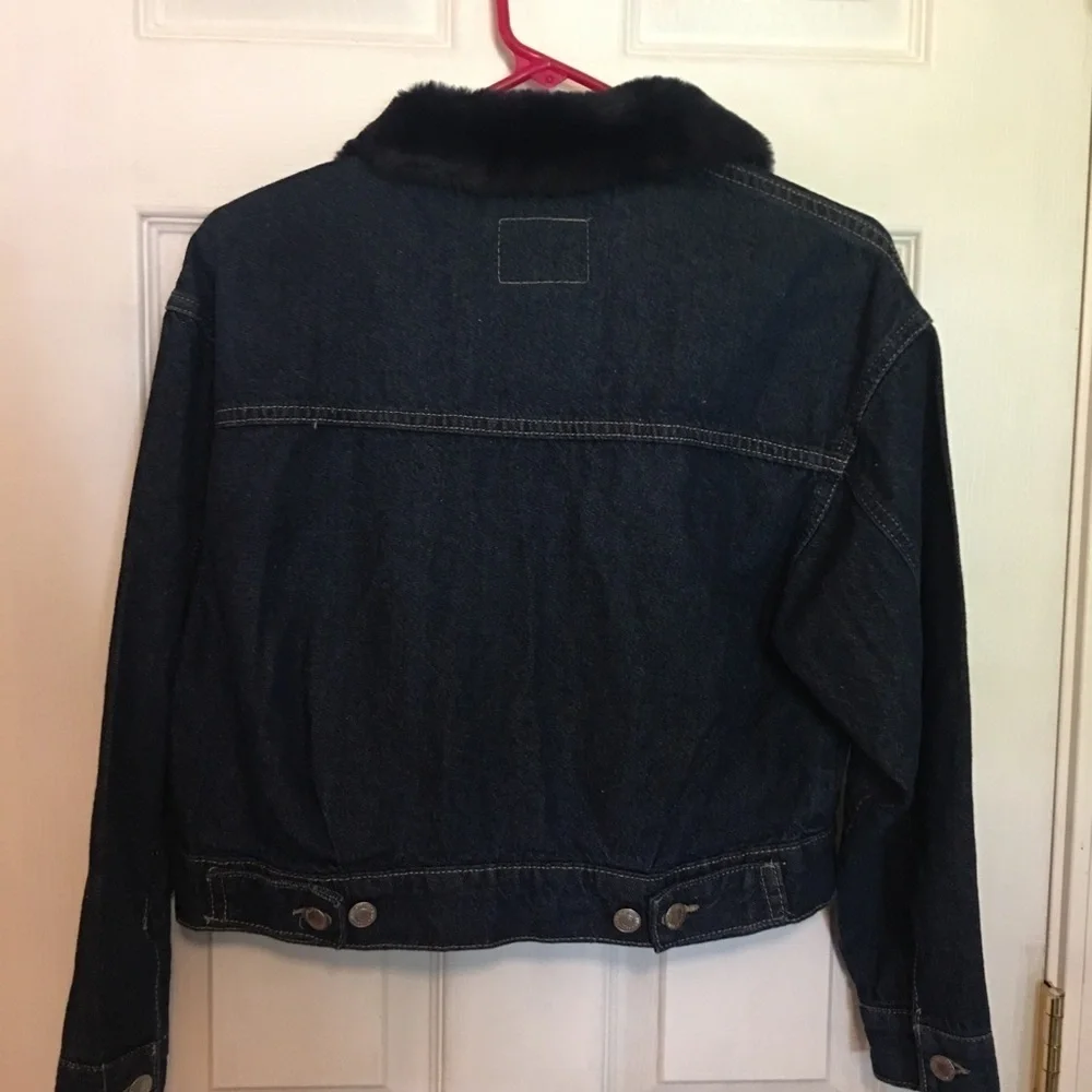 NWT sz L Levi denim girls jacket. Faux fur collar, metal buttons, chest pockets